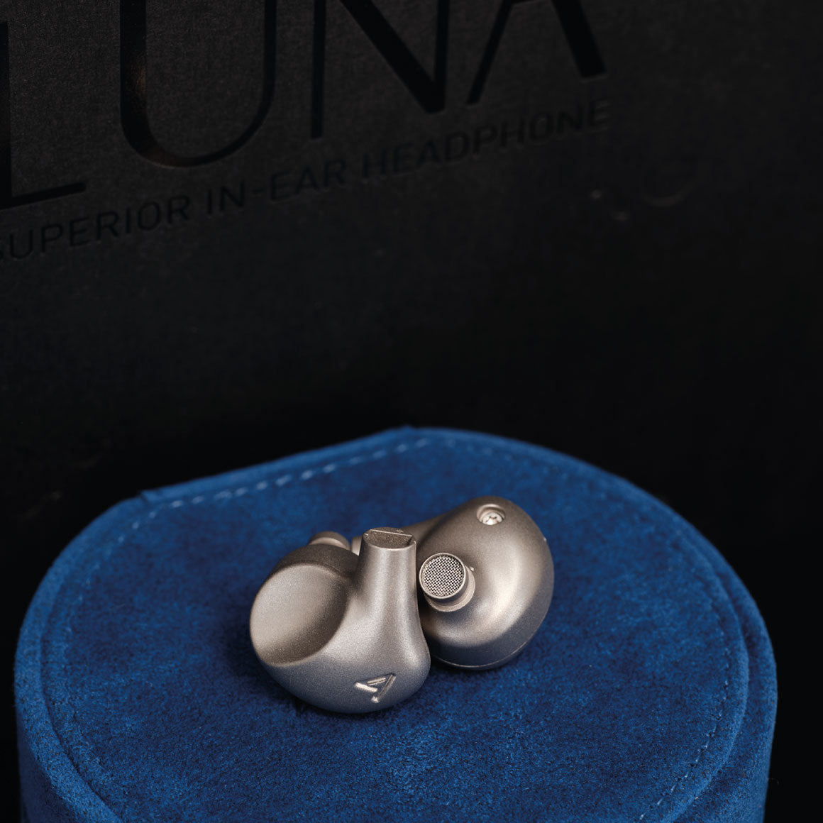 Headphone-Zone-Astell-_-Kern-Luna