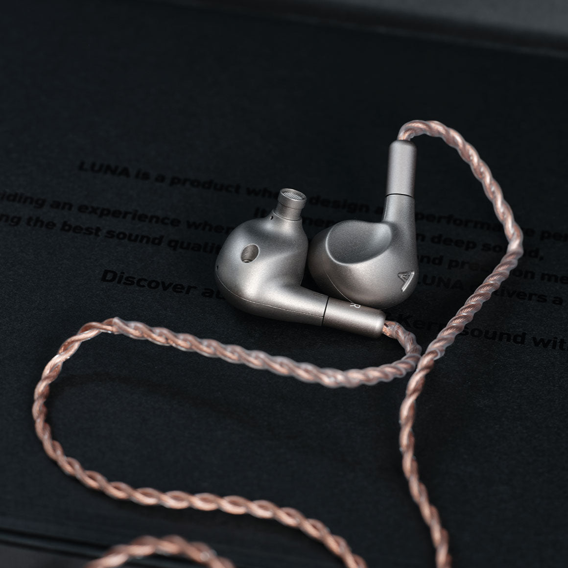 Headphone-Zone-Astell-_-Kern-Luna