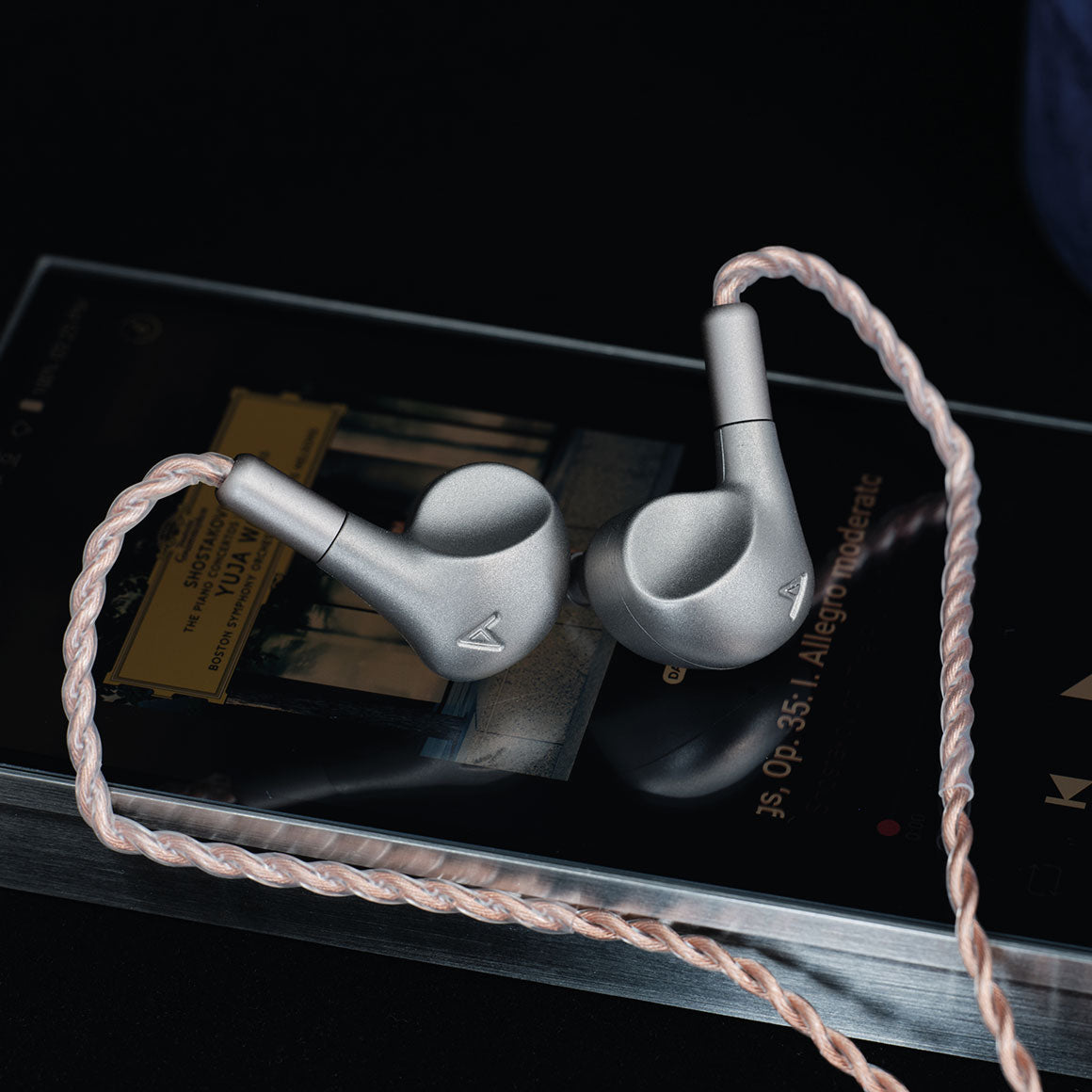 Headphone-Zone-Astell-_-Kern-Luna