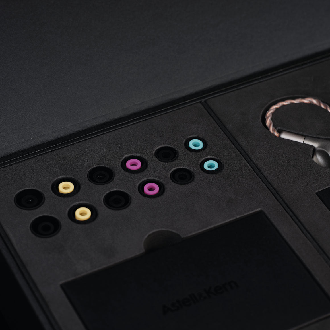 Headphone-Zone-Astell-_-Kern-Luna