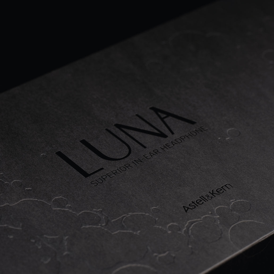 Headphone-Zone-Astell-_-Kern-Luna