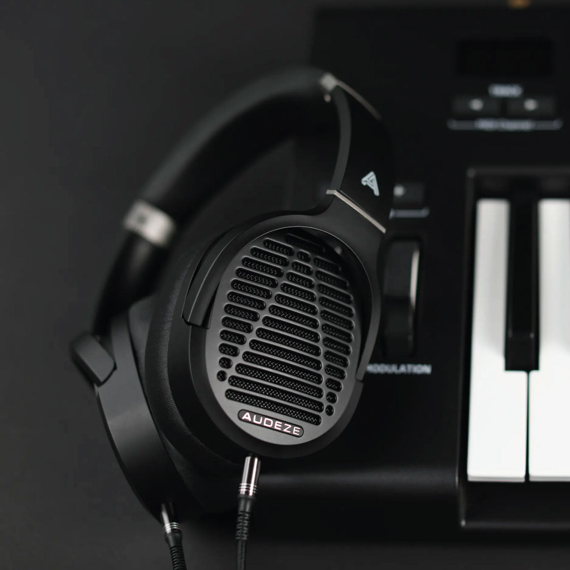Headphone-Zone-Audeze-LCD-1