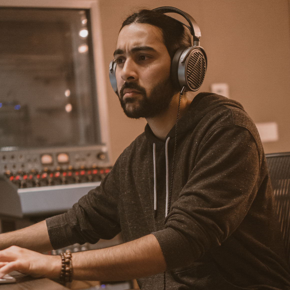 Headphone-Zone-Audeze-MM-100