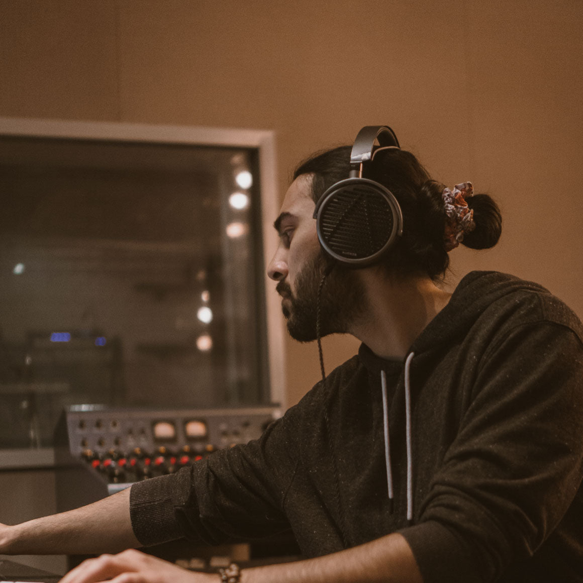 Headphone-Zone-Audeze-MM-100