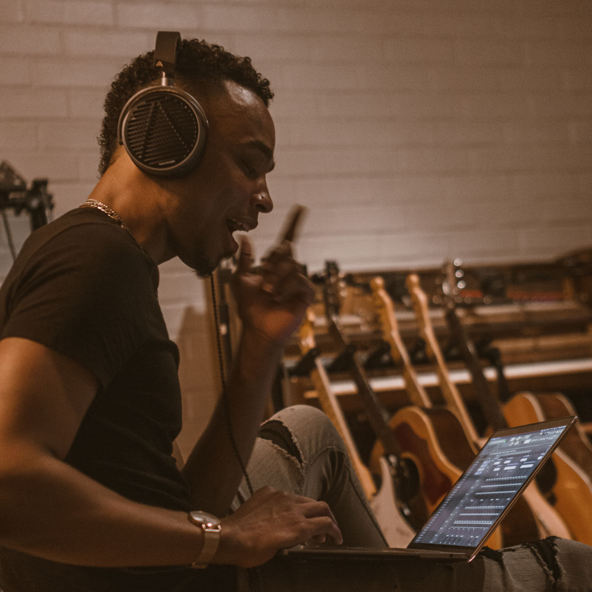 Headphone-Zone-Audeze-MM-100