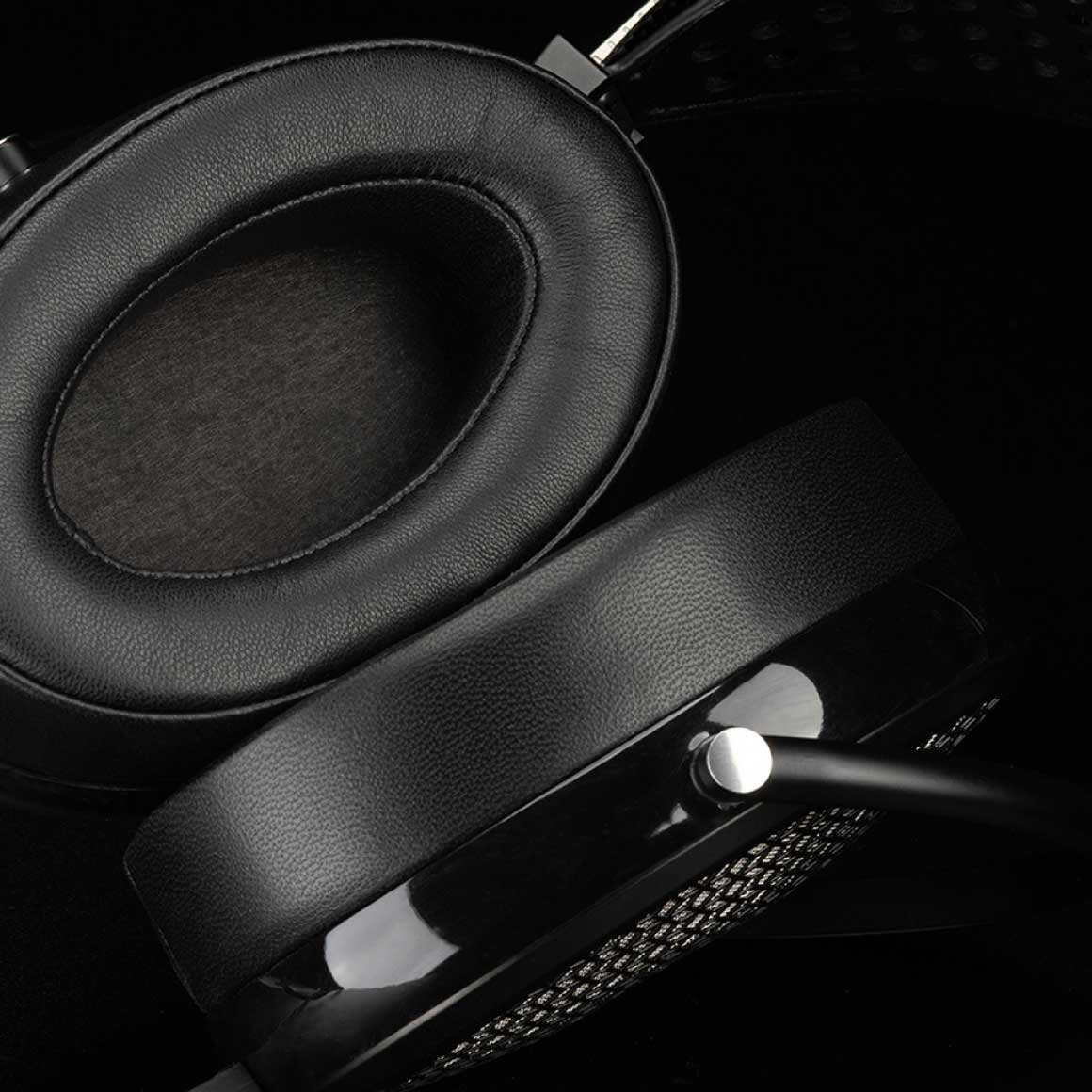 Headphone-Zone-Audeze-CRBN