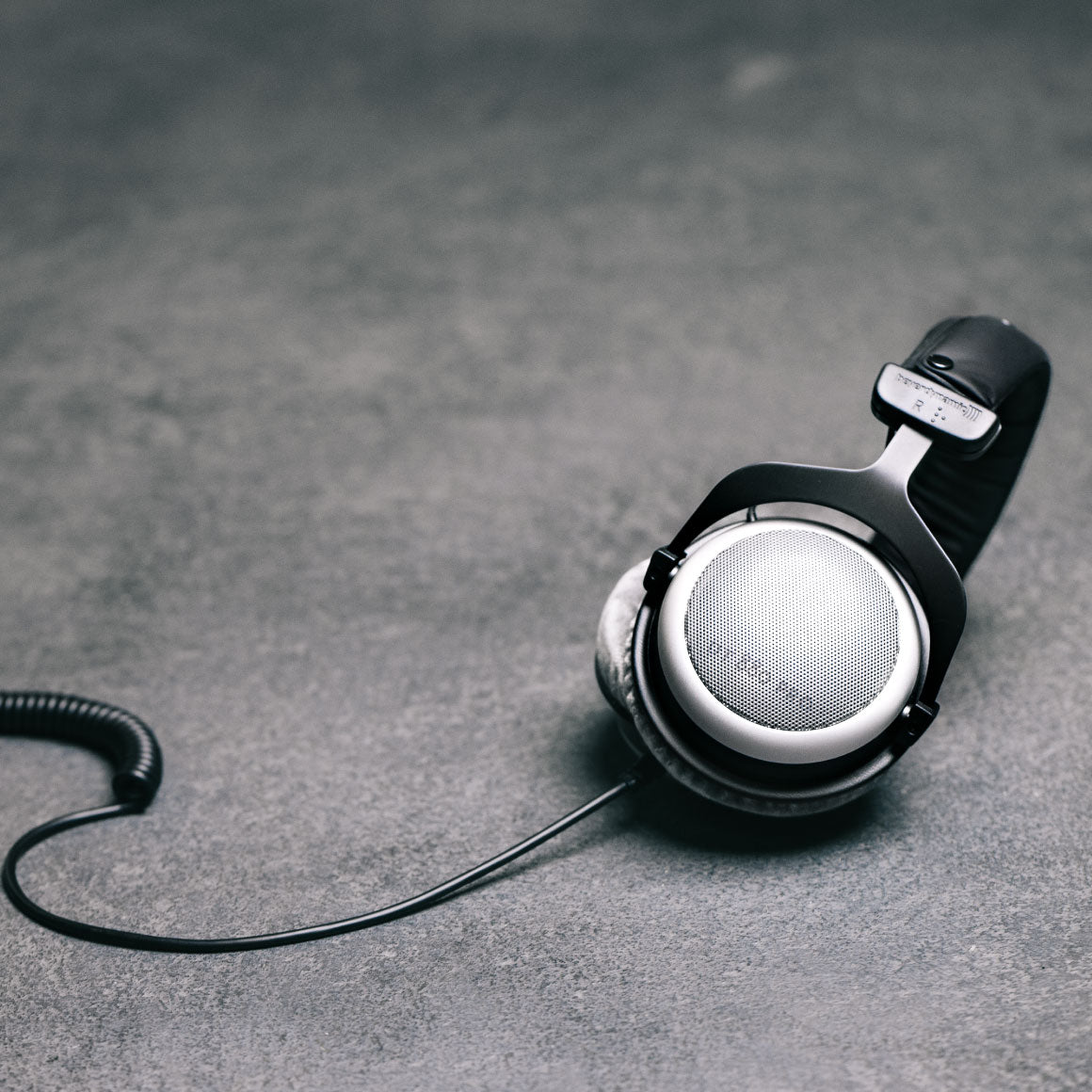 beyerdynamic-dt-880-pro-white-headphone-zone