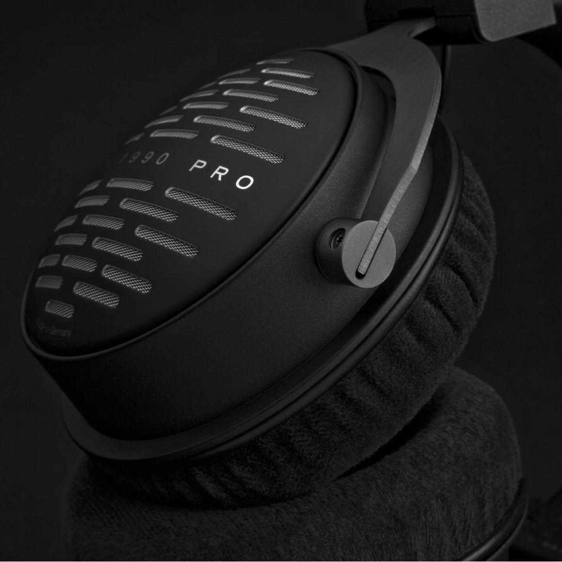 beyerdynamic-dt-1990-pro-headphone-zone