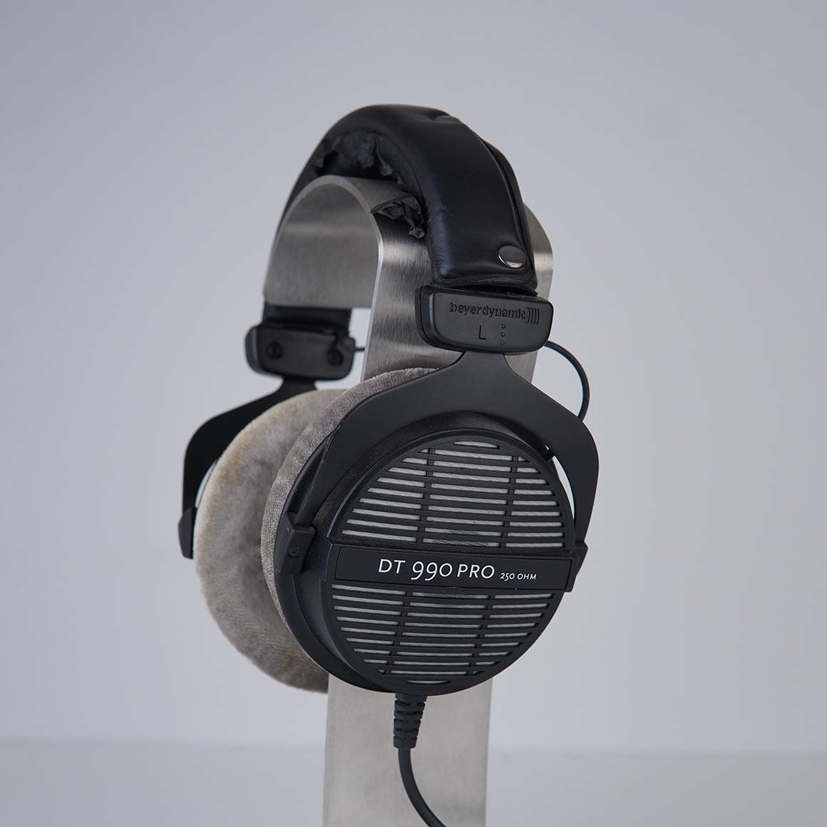 Headphone-Zone-Beyerdynamic-DT-990-PRO