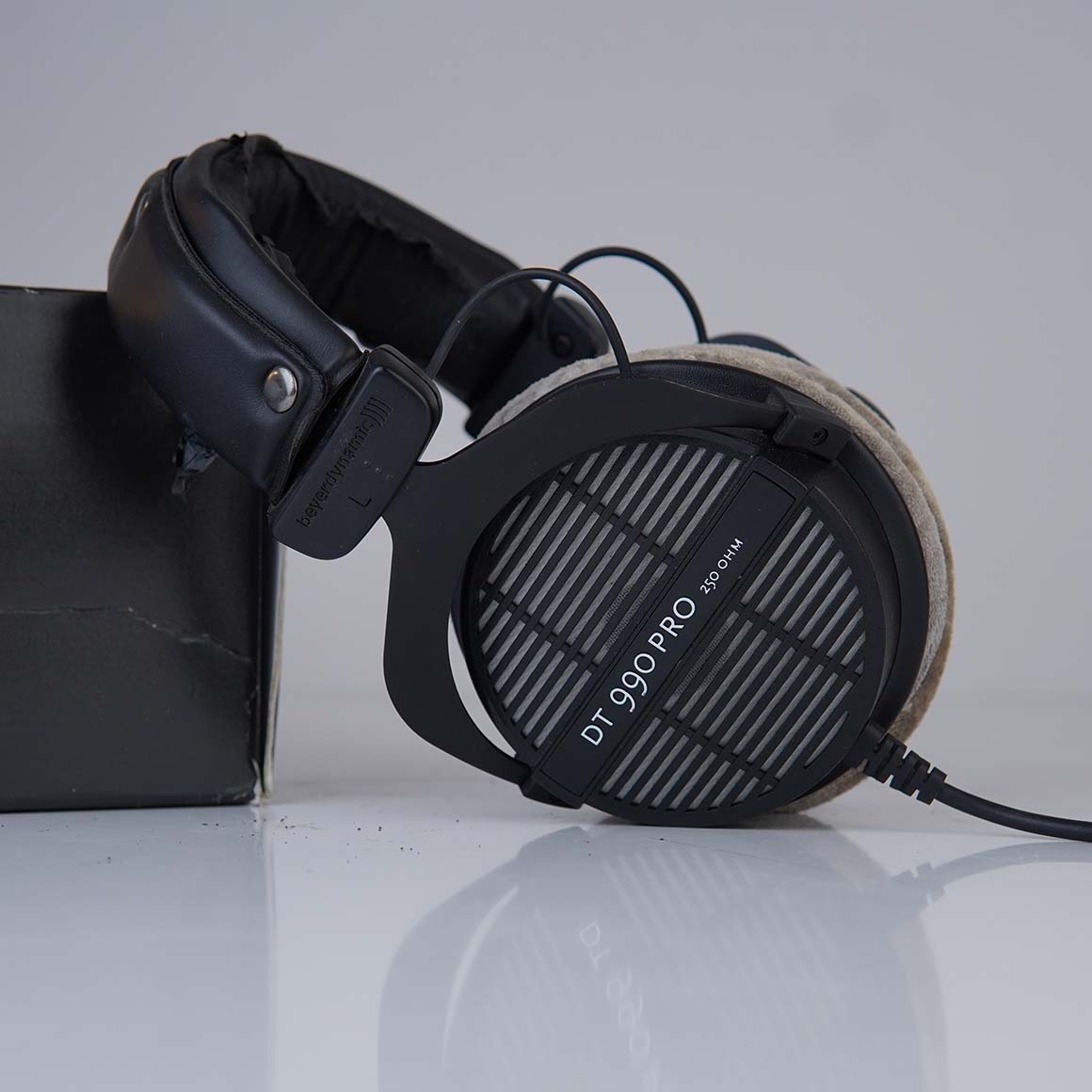 Headphone-Zone-Beyerdynamic-DT-990-PRO
