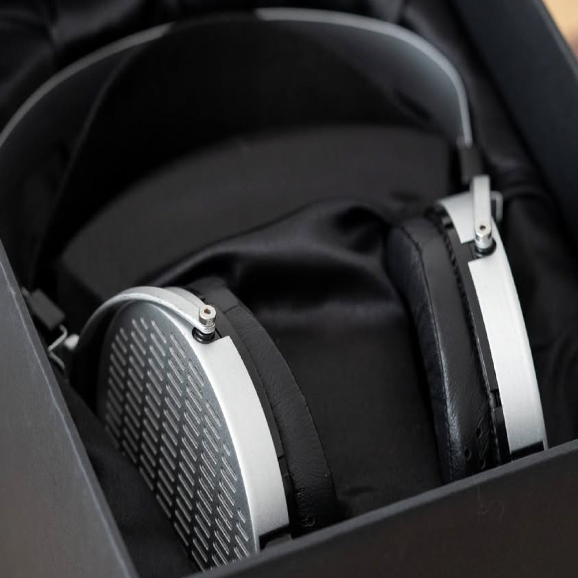 Headphone-Zone-Moondrop-COSMO