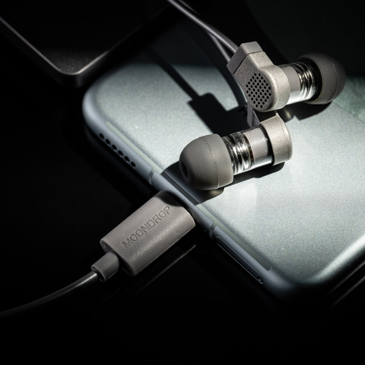 Headphone-Zone-Moondrop-Quark2