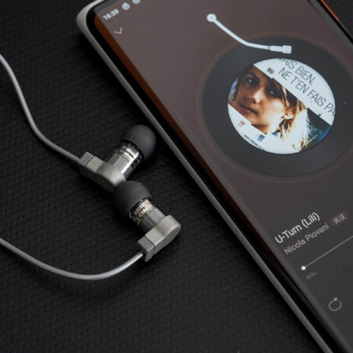 Headphone-Zone-Moondrop-Quark2