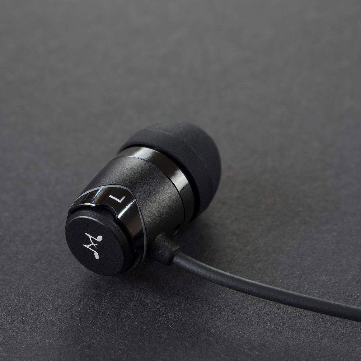 Headphone-Zone-SoundMAGIC-E11C-Black